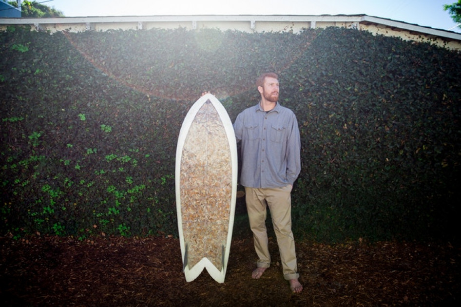Une planche de surf composée de 10 000 mégots de cigarettes